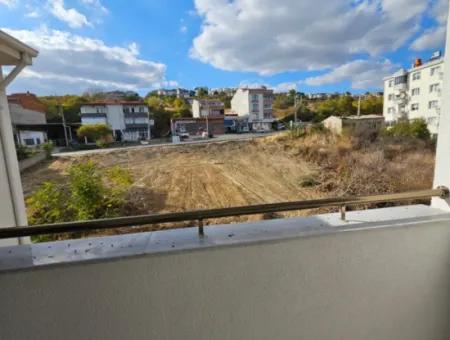 Geräumige 1 1 Wohnung Zum Verkauf In Einer Entfernung Von 150 Mt Vom Sandstrand In Tekirdag Barbarosta