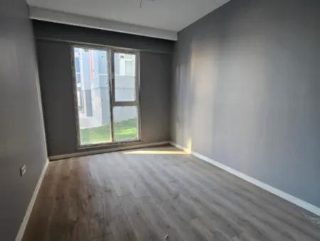 Topagaçta Satılık Havuz Cepheli 135 M2 3+1 0 Daire