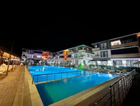 Kumbağ Tatil Köyünde Satılık Havuzlu Site İcinde 2+1 Denize Yakın Daire