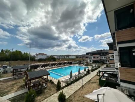 Kumbağ Tatil Köyünde Satılık Havuzlu Site İcinde 2+1 Denize Yakın Daire