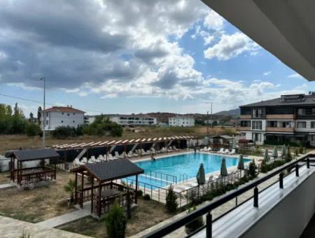 Kumbağ Tatil Köyünde Satılık Havuzlu Site İcinde 2+1 Denize Yakın Daire