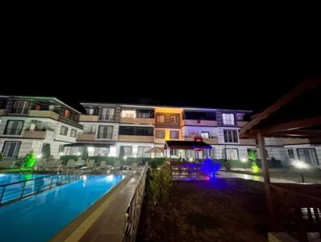 Kumbağ Tatil Köyünde Satılık Havuzlu Site İcinde 2+1 Denize Yakın Daire