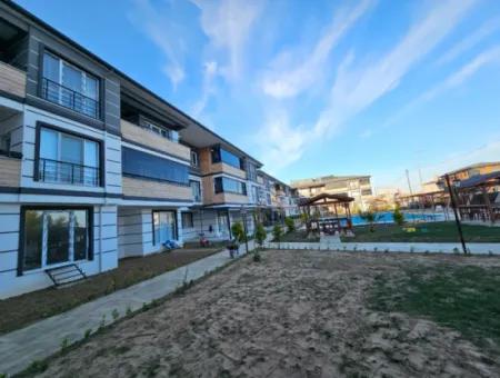 Kumbağ Tatil Köyünde Satılık Havuzlu Site İcinde 2+1 Denize Yakın Daire