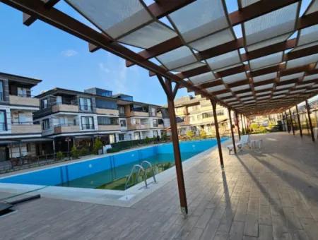 Kumbağ Tatil Köyünde Satılık Havuzlu Site İcinde 2+1 Denize Yakın Daire