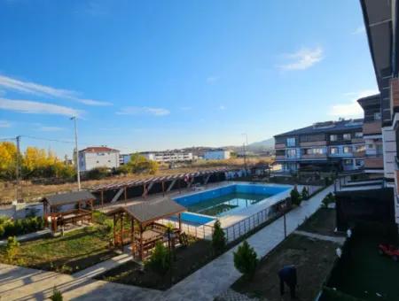 Kumbağ Tatil Köyünde Satılık Havuzlu Site İcinde 2+1 Denize Yakın Daire